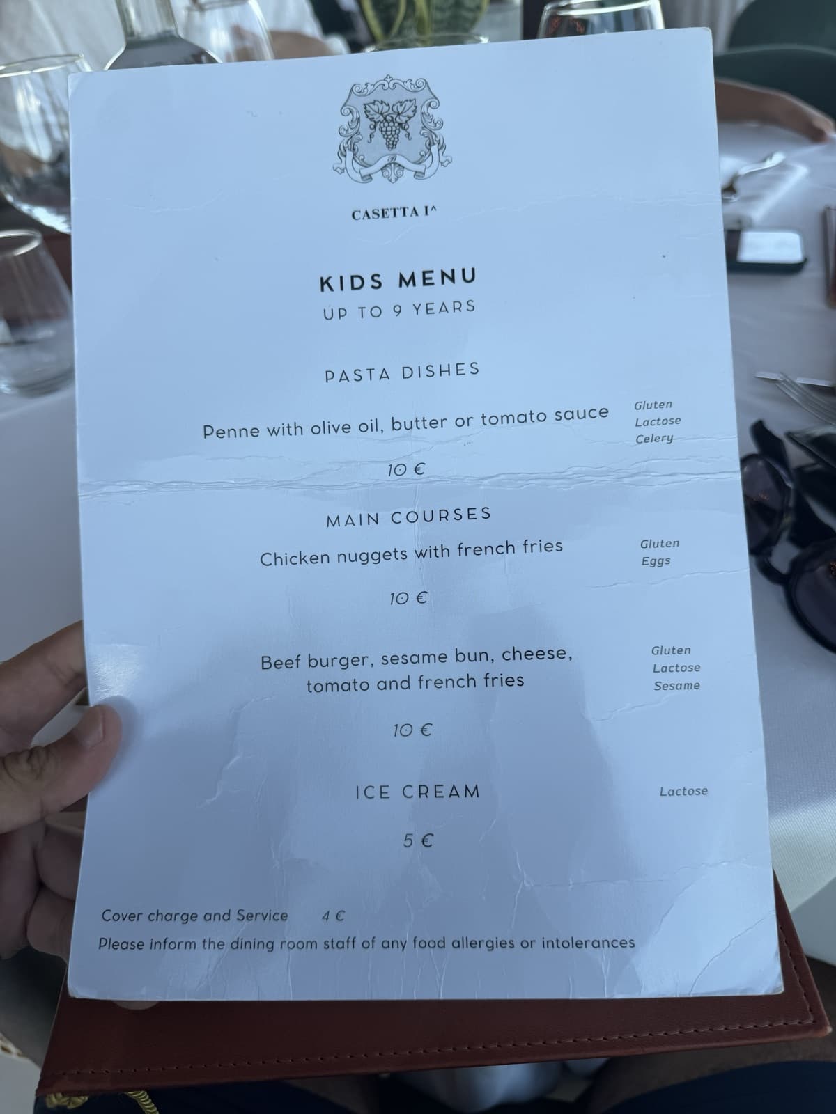The Casetta I^ kids' menu, for children up to 9 years: penne at 10 euro, chicken nuggets with french fries at 10 euro, a beef burger at 10 euro, and ice cream, each line marked with its allergens