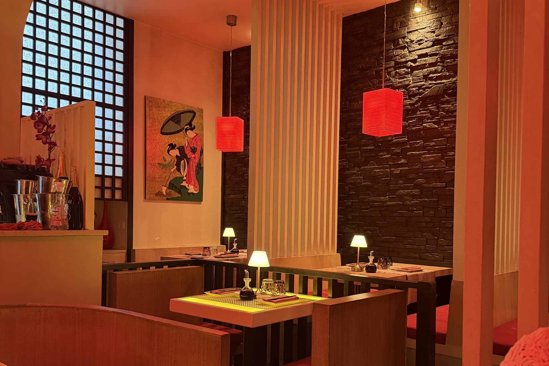 The calm red-lit dining room at Hoseki in Florence on a Sunday evening